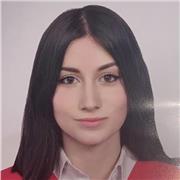 Hola mi nombre es Laura y vengo de un pequeño pueblo de Alicante. Soy una persona activa que le apasiona enseñar a los demás. Daria clases a niños de cualquier asignatura, o a extranjeros de cualquier edad, de español